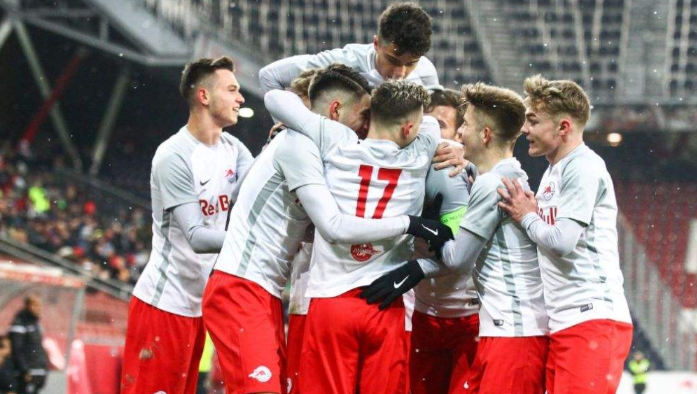  莱比锡红牛妖星崛起，十九岁新秀帽子戏法  